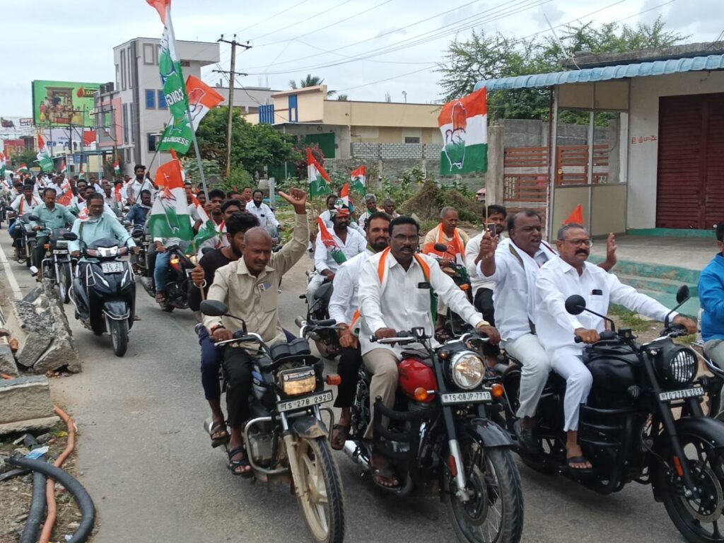 రఘునాథపల్లిలో కాంగ్రెస్ బైక్ ర్యాలీ