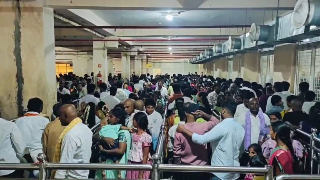 యాదాద్రికి పోటెత్తిన భక్తులు