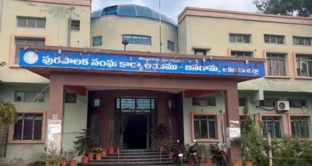 మున్సిపల్ అధికారిపై చర్య తీసుకోండి